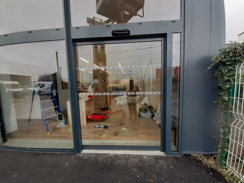 Une porte piétonne pour un futur magasin de prêt à porter